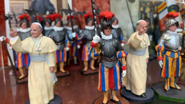 Figurki papieża i Gwardii Szwajcarskiej. Idealne pamiątki, jeśli zastanawiasz się, co kupić w Watykanie.
